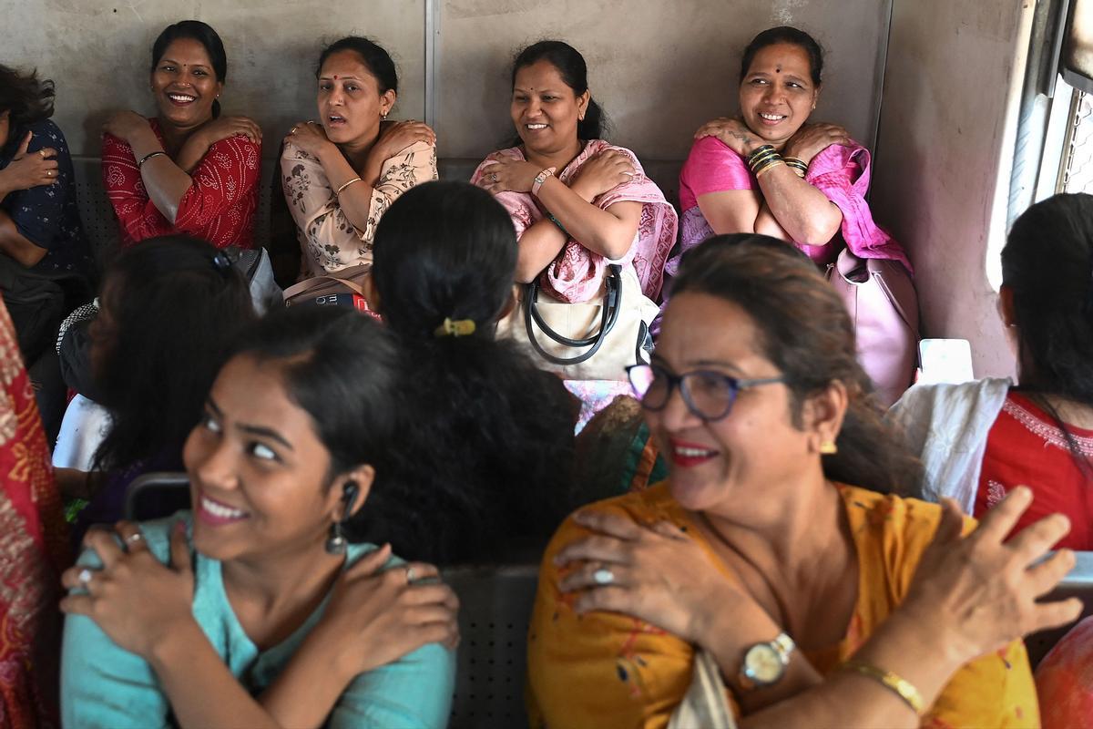 Yoga en el tren en India para celebrar el 8-M