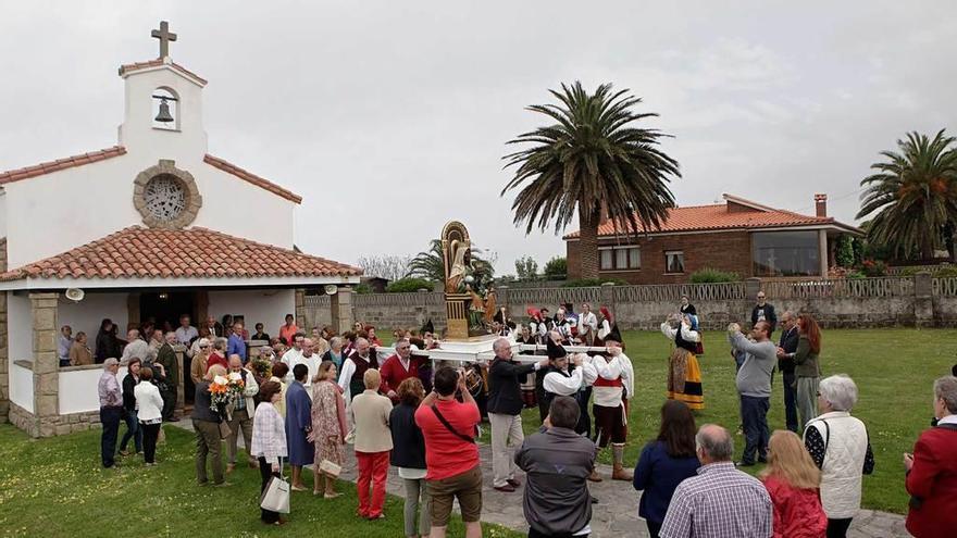 Salida de la procesión de la capilla de La Providencia hacia la Colina del Cuervo.