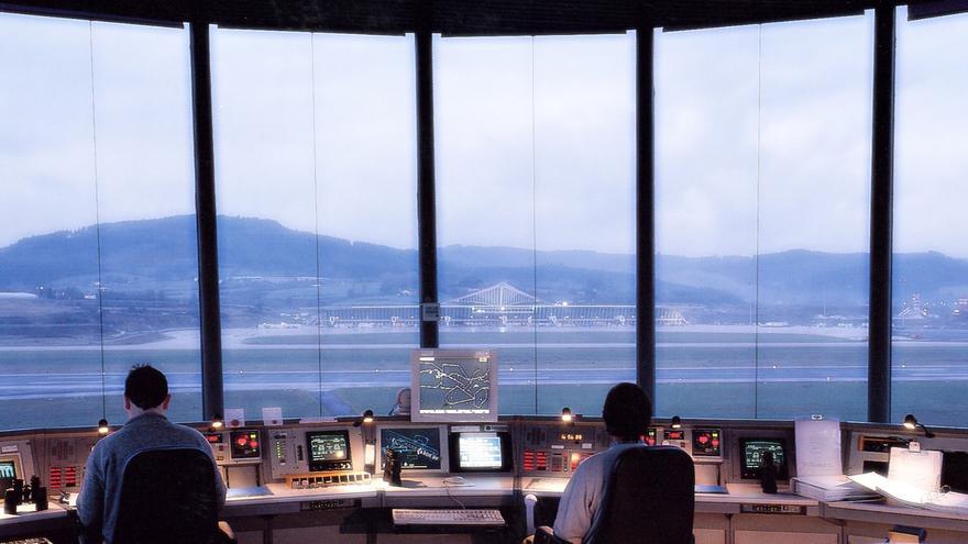 Torre de control del aeropuerto de Bilbao.