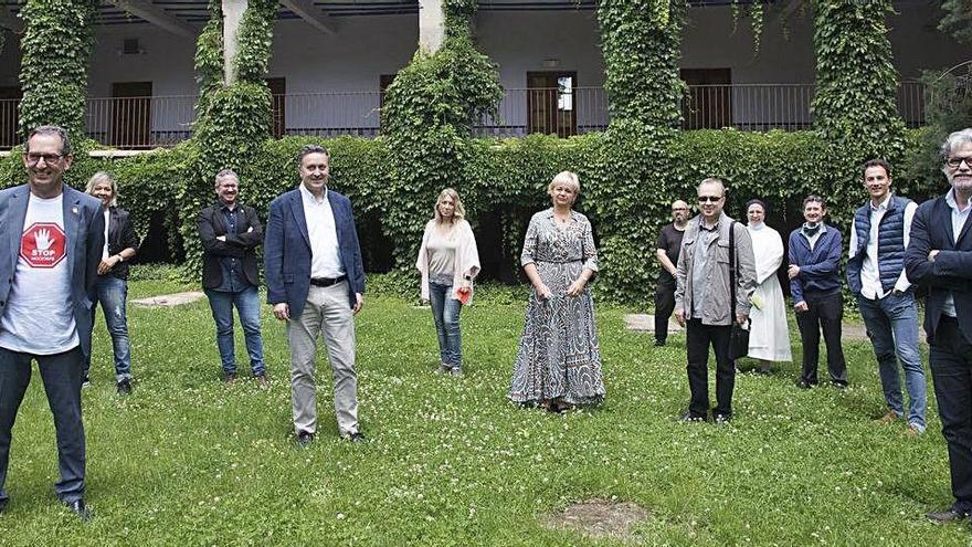 Organitzadors, polítics, patrocinadors i representants d&#039;entitats, ahir al migdia al Jardí dels Arcs de Món Sant Benet