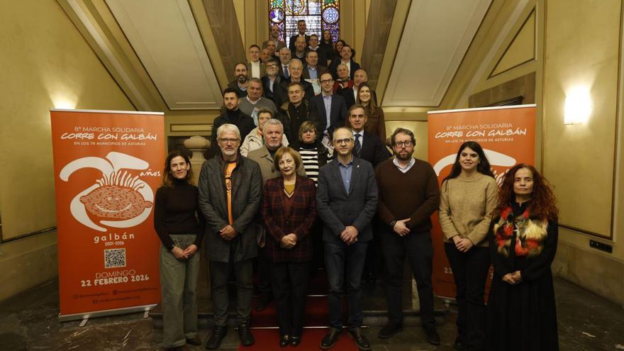 Foto de familia en la presentación de la carrera en el Ayuntamiento del Avilés. | LUISMA MURIAS