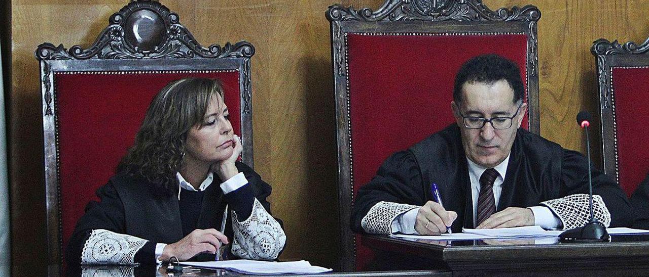 Los magistrados Antonio Piña y Ana Blanco, durante un juicio en la Audiencia Provincial.