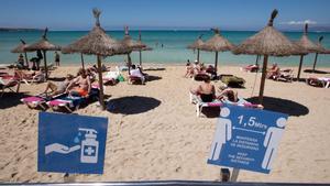 Turistas en una playa de Mallorca.