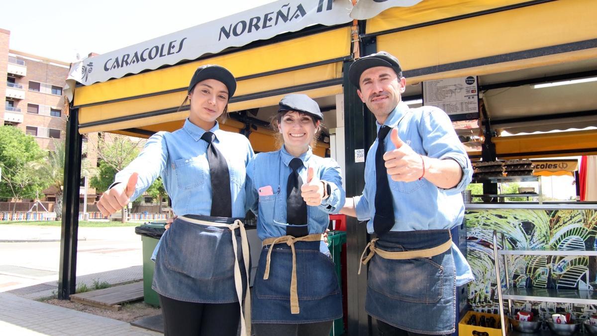 María Jesús Pérez, en el centro, junto a dos trabajadores de Noreña II