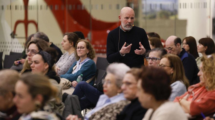 Pepe Mompeán, coordinador de la candidatura, se dirige a los asistentes a una de las sesiones participativas. | LUISMA MURIAS