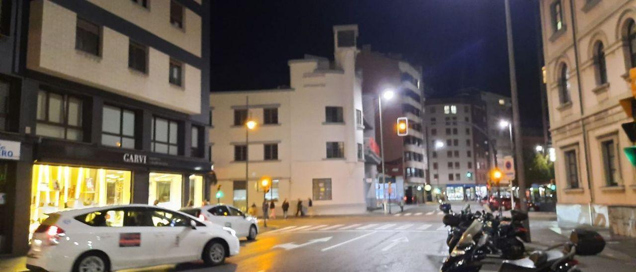 Taxis en la parada de la calle Llanes, con la estación de autobuses al fondo.