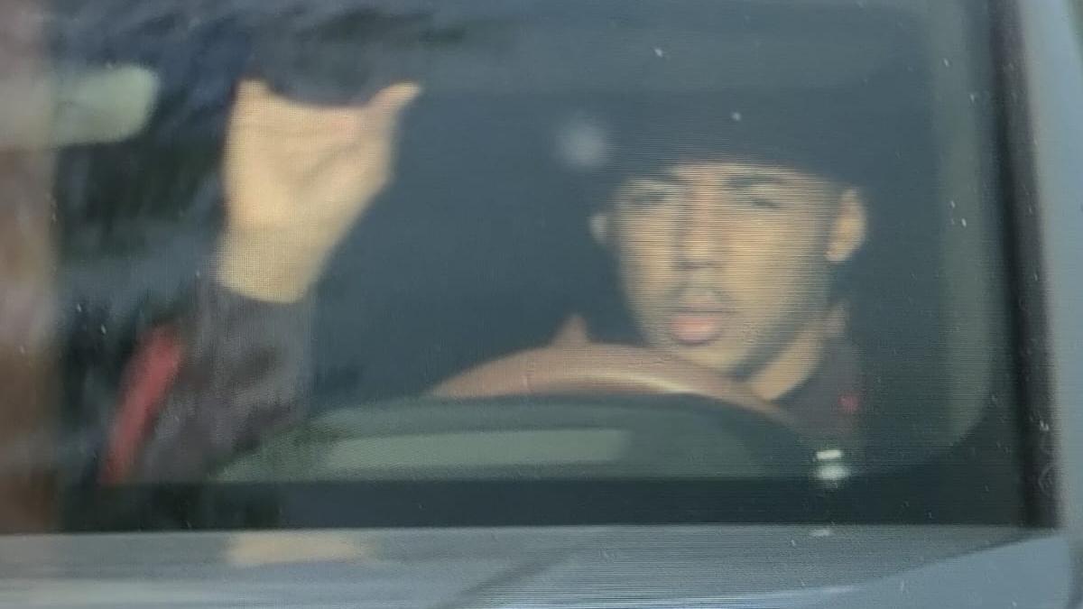 Koundé llegando a la ciudad deportiva