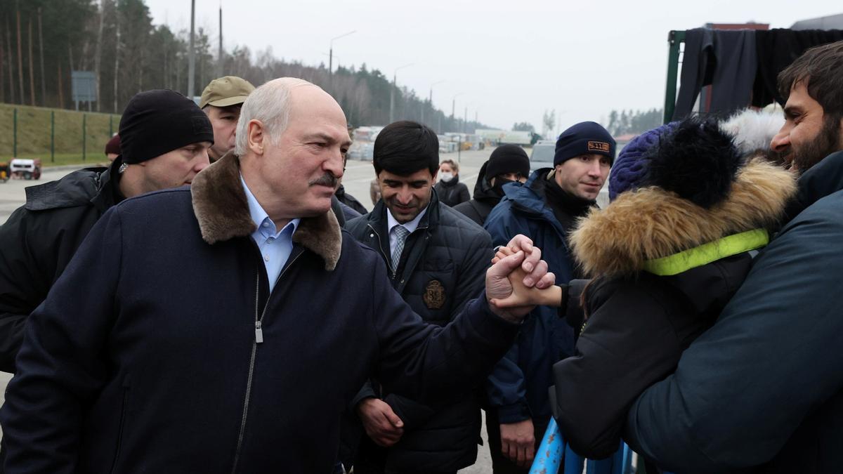 El presidente bielorruso, Aleksándr Lukashenko, durante su visita a la frontera con Polonia el viernes pasado.