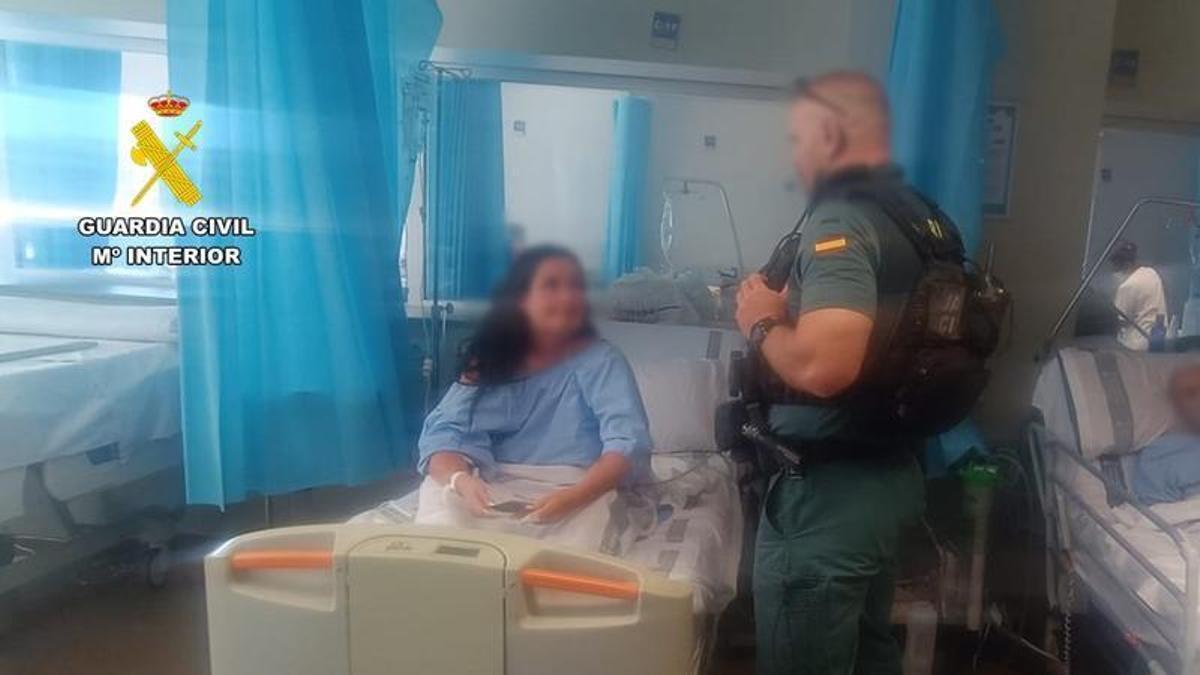 Un guardia civil con la mujer auxiliada en Torrevieja.