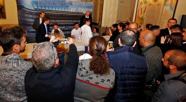 Cristiano Ronaldo y Sergio Ramos firman autógrafos en el Hotel Santa Catalina.