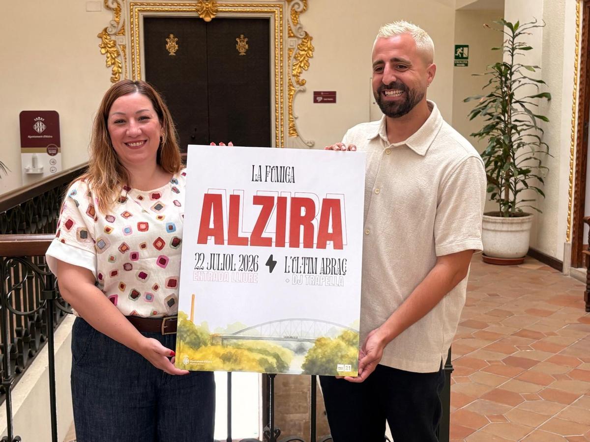 Alós y Martínez muestran el cartel del último concierto de La Fúmiga en Alzira.