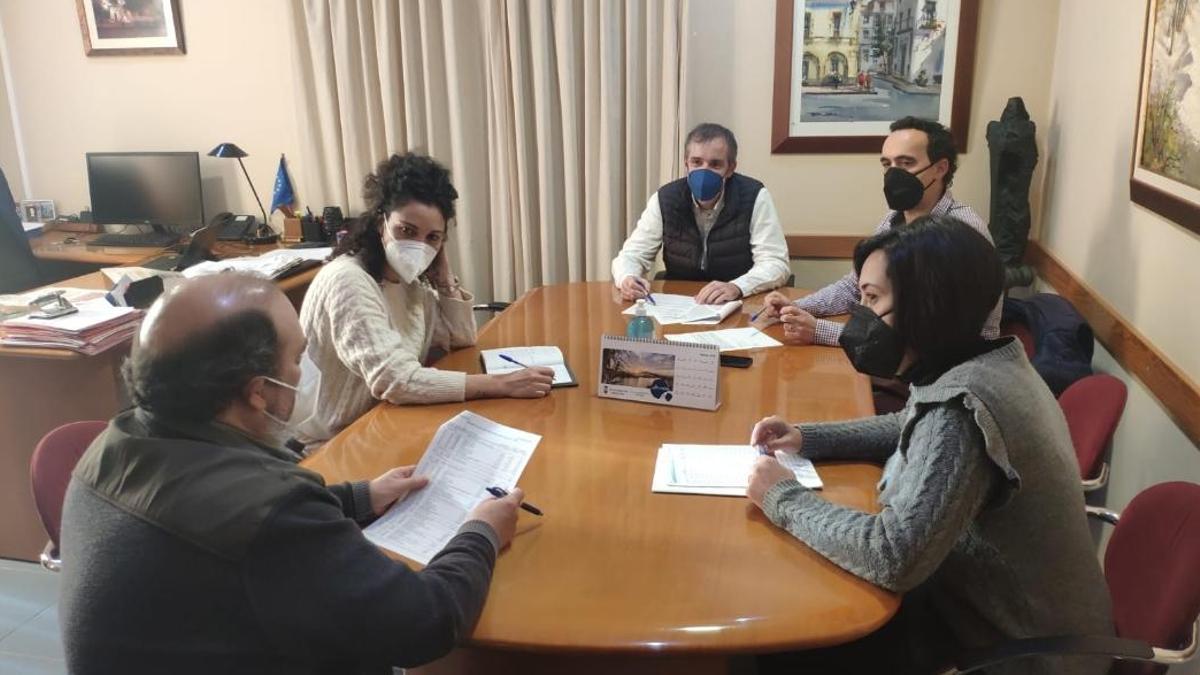 Miembros del equipo de gobierno de Moncofa coordinando las actividades y eventos para este verano.