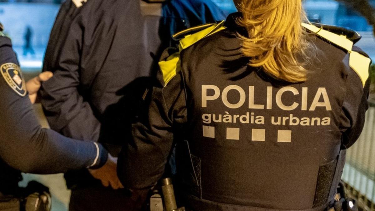 Imagen de archivo de una detención practicada por la Guardia Urbana de Barcelona de noche