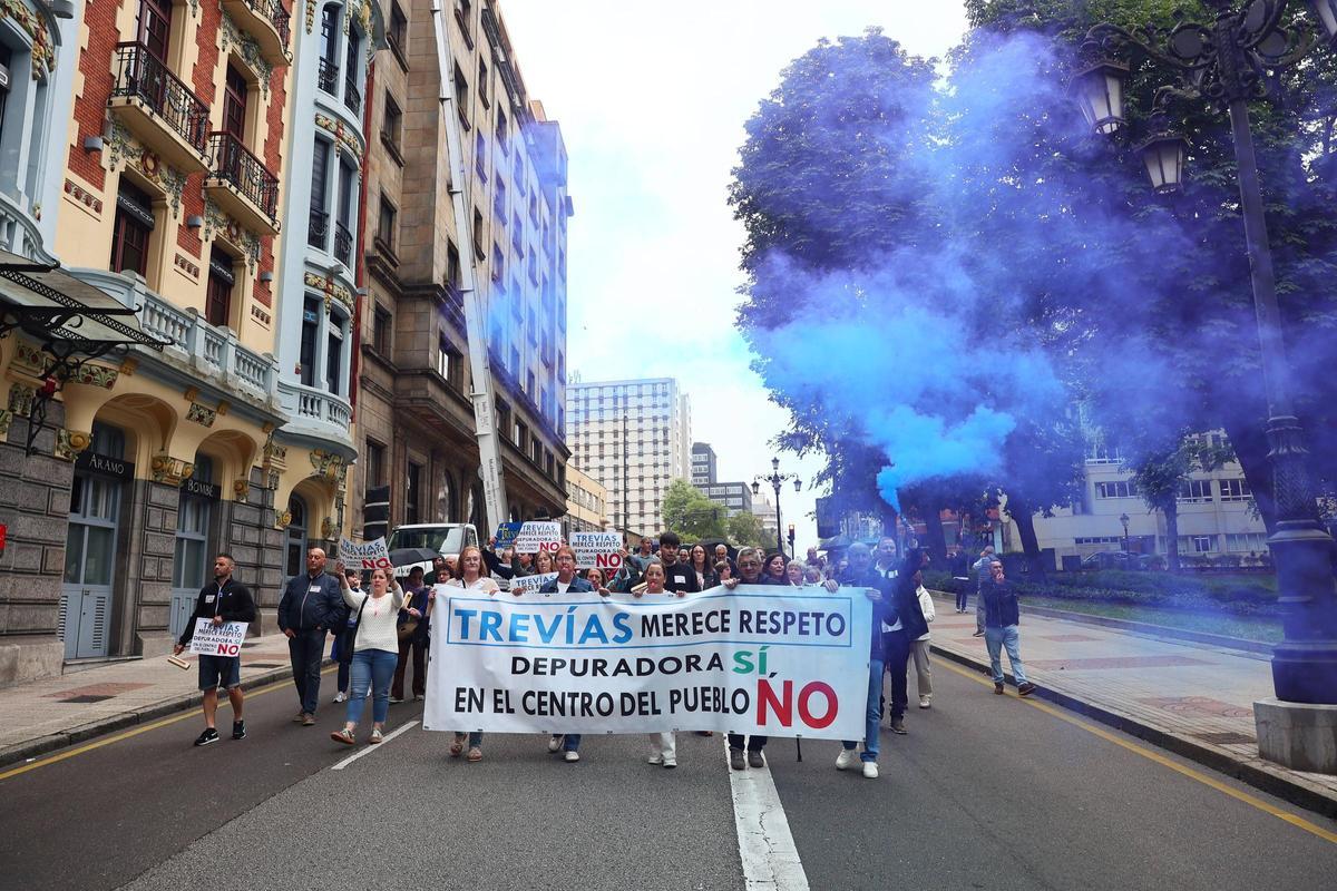 En imágenes: así fue la manifestación por las calles de Oviedo de los vecinos de Trevías que luchan por cambiar la depuradora de lugar En imágenes: así fue la manifestación por las calles de Oviedo de los vecinos de Trevías que luchan por cambiar la depuradora de lugar