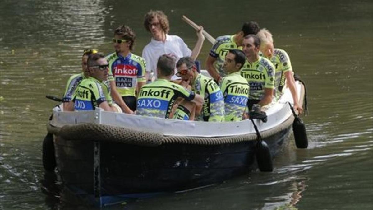 Contador acude en barca con su equipo a la presentación del Tour.