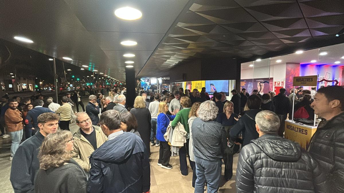 Exterior de la sede de Nosaltres durante el acto de fin de campaña