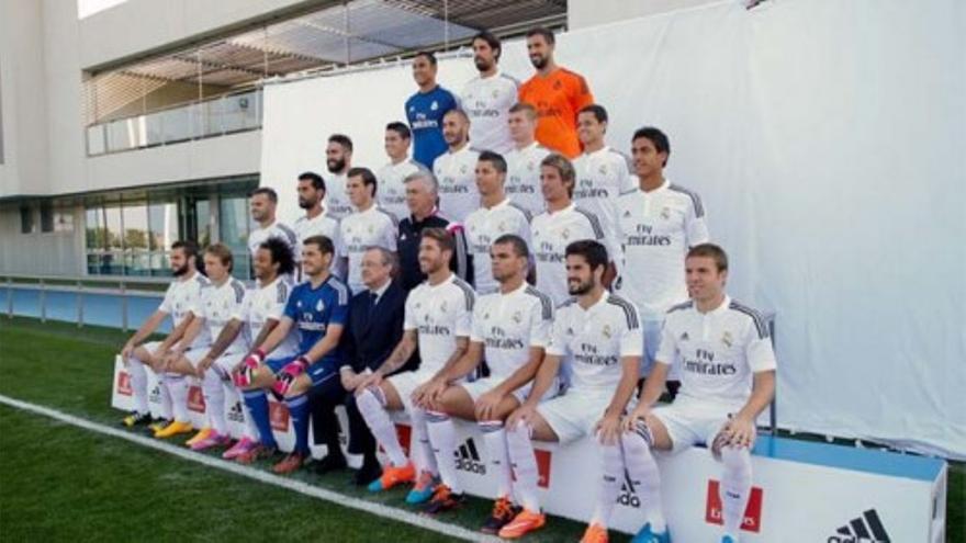 Foto de familia de los jugadores del Real Madrid con la sonrisa puesta