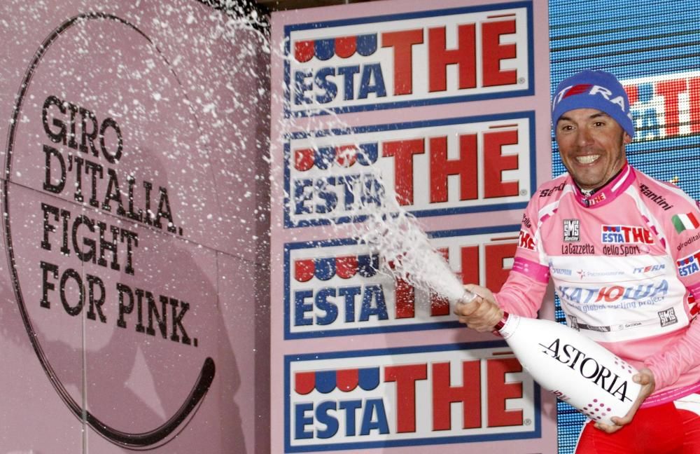 También ha sido líder de la Vuelta a España y del Giro de Italia en varias ocasiones, aunque no pudo llevarse el triunfo final en ninguna gran carrera.