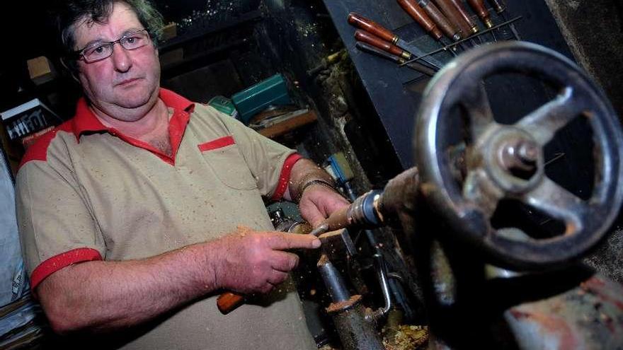 Joaquín Espiño, conocido como García de Riobó, en su taller de A Estrada.