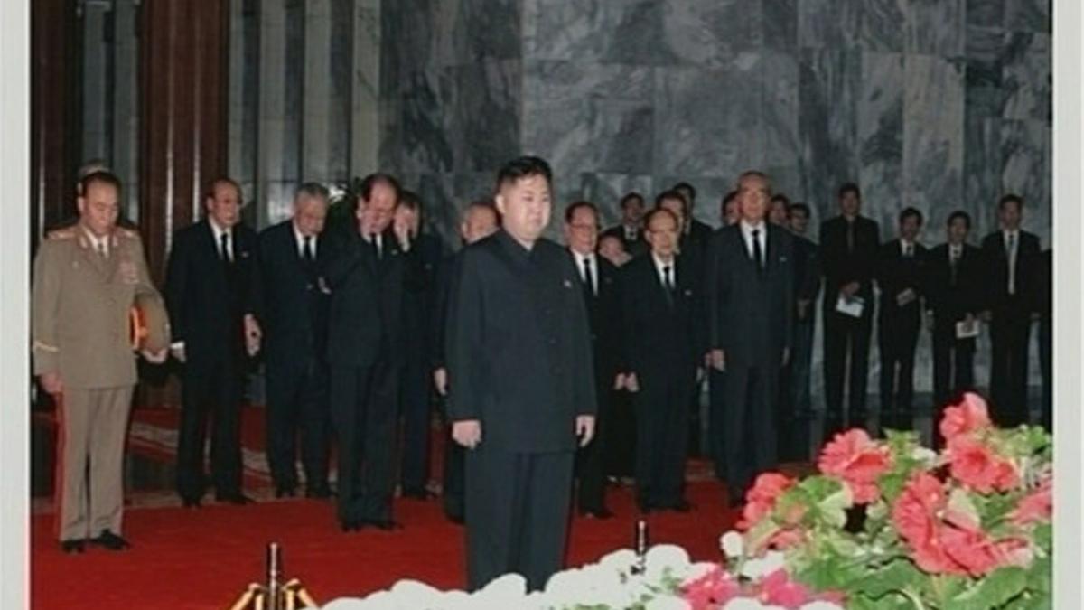 El hijo menor de Kim Jong-il y probable sucesor, Kim Jong-un, rinde homenaje a su padre, en el velatorio, este martes, en Pyongyang.