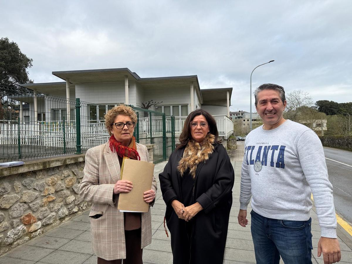 Por la izquierda, la diputada Gloria García y los concejales Aurora Aguilar y Josín Amor, este miércoles, junto a la escuela infantil de Posada.