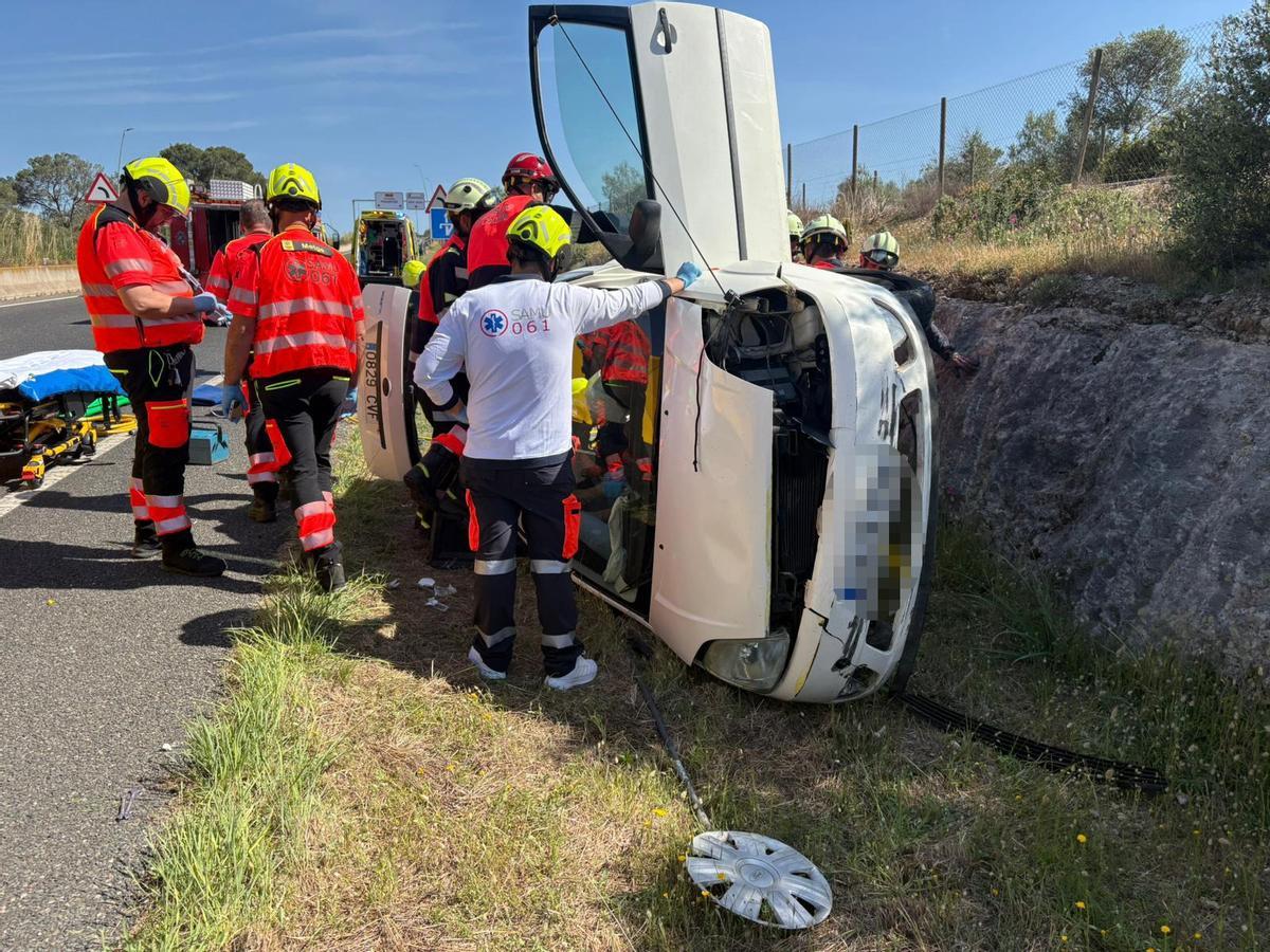 Bomberos y personal sanitario, junto al vehículo accidentado en la carretera de Manacor.