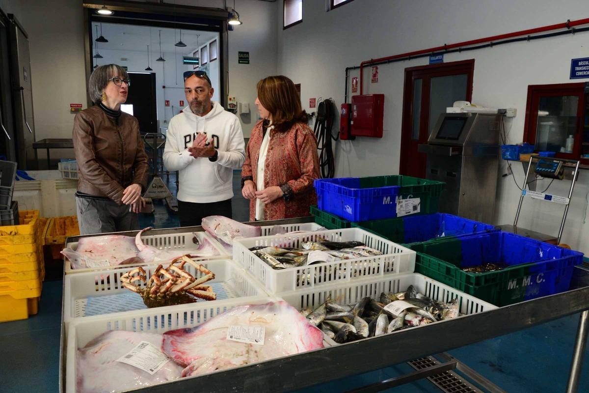 La directora xeral de Desenvolvemento Pesqueiro (izda.) con el gerente de la cofradía durante la visita.