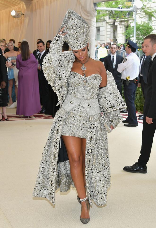 Rihanna en la alfombra roja de la gala MET 2018