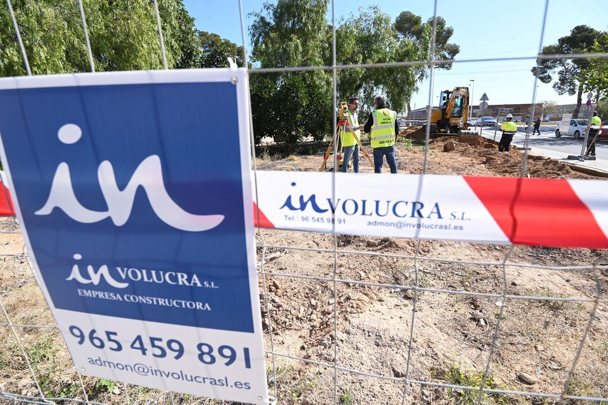 Operarios de la empresa Involucra durante las actuaciones en el entorno.