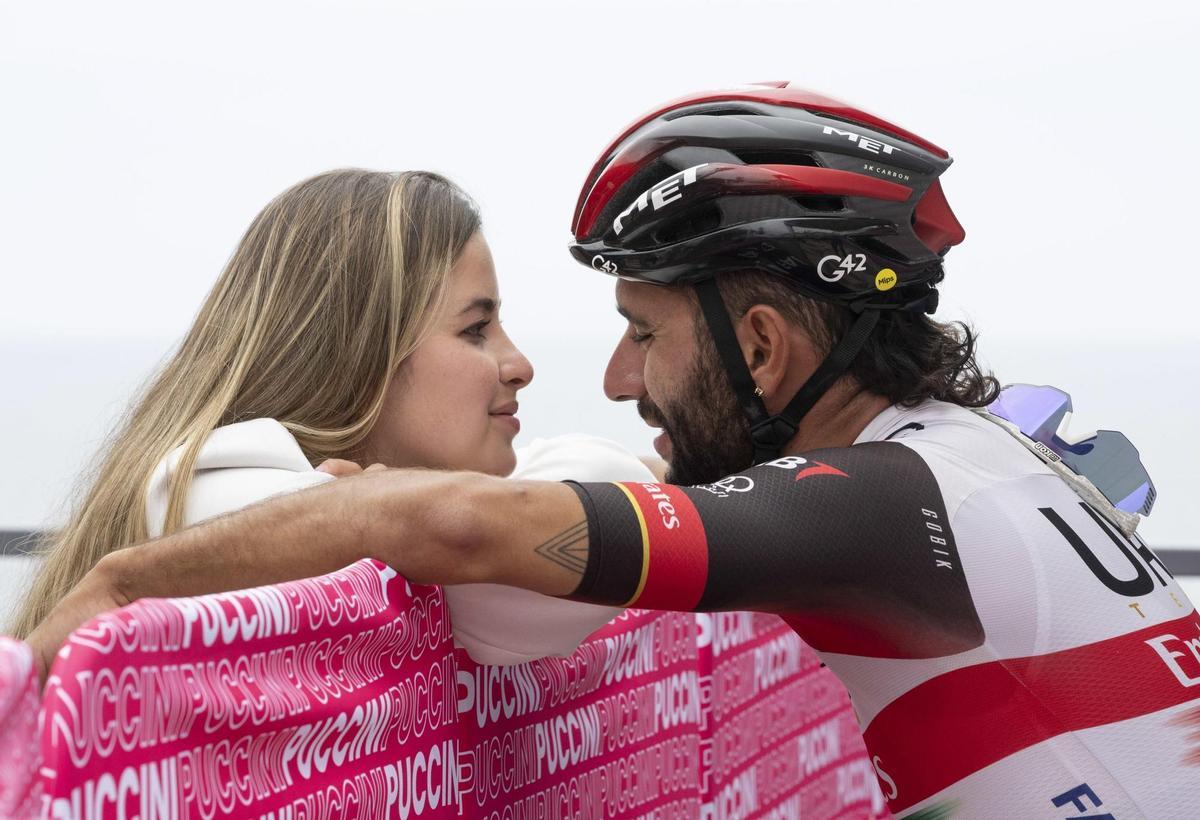 Diamante (Italy), 13/05/2022.- Colombian rider Fernando Gaviria (R) of the UAE Team Emirates prepares for the start of the 7th stage of the 105th Giro d’Italia cycling tour over 196km from Diamante to Potenza, Italy, 13 May 2022. (Ciclismo, Italia) EFE/EPA/MAURIZIO BRAMBATTI