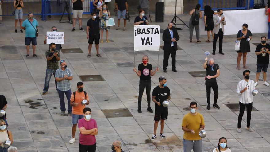 El sector de la Hostelería protesta frente al Ayuntamiento de Alicante