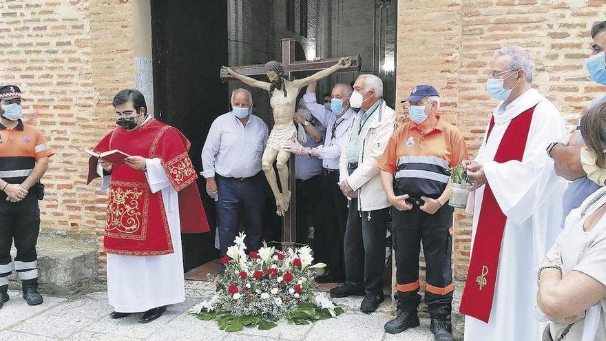 Un momento de la bendición de la vega y de la ciudad de Toro celebrada en la puerta de la ermita a la que se trasladó la imagen del Cristo.
