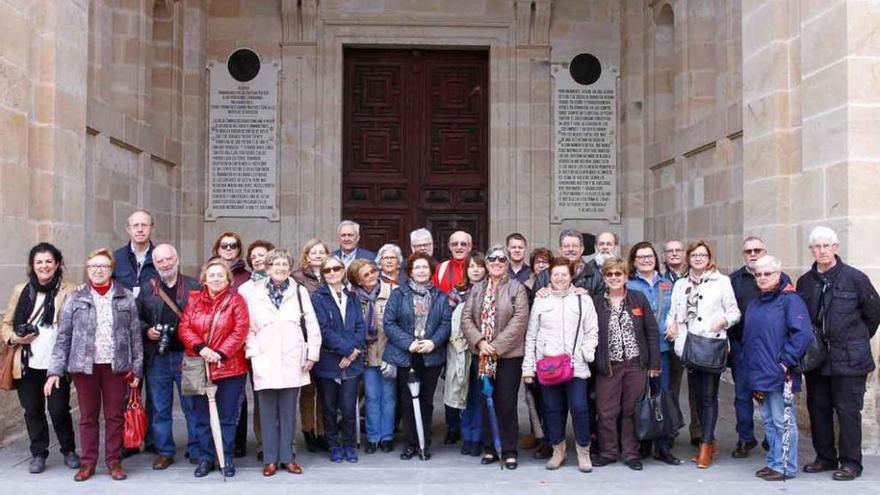 Imagen de familia de los socios de Amigos del Románico en la puerta principal de la Catedral.