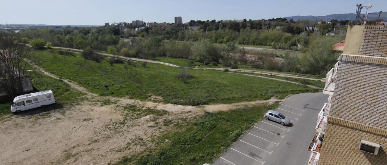 El Cordel de Écija es toda la franja de terreno situado junto al río y entre los puentes de Andalucía y San Rafael.