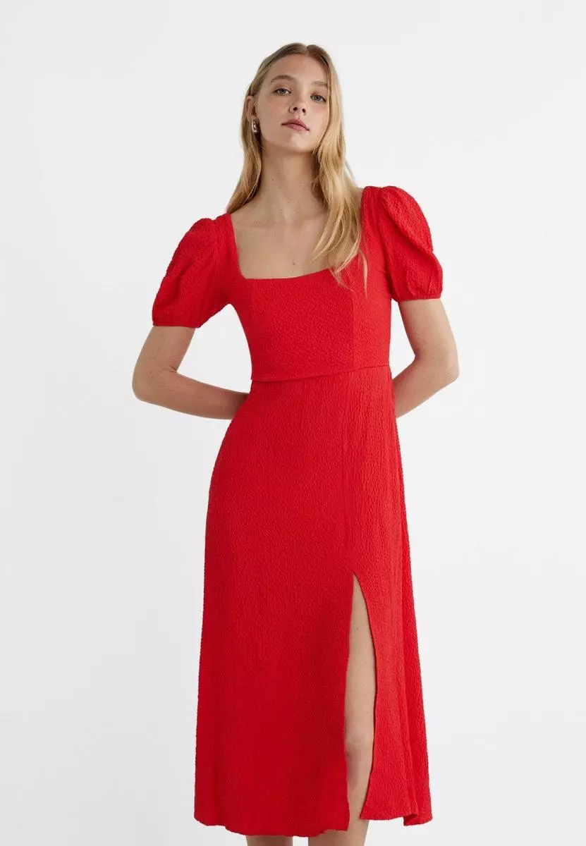 Te mostramos los 6 vestidos rojos de Stradivarius que te robarán el corazón: la colección más deslumbrante de la temporada 6 Moncloa Vestido midi con abertura de Stradivarius: la combinación perfecta de elegancia y modernidad