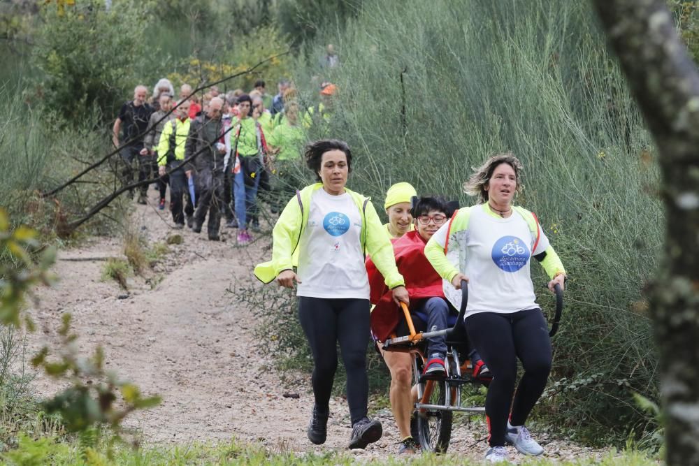 Decenas de personas participan en el Trail Montes de Vigo, con dos recorridos en el entorno del Monte dos Pozos de 23 y 13 kilómetros. También se celebró una andaina de 7 kilómetros.