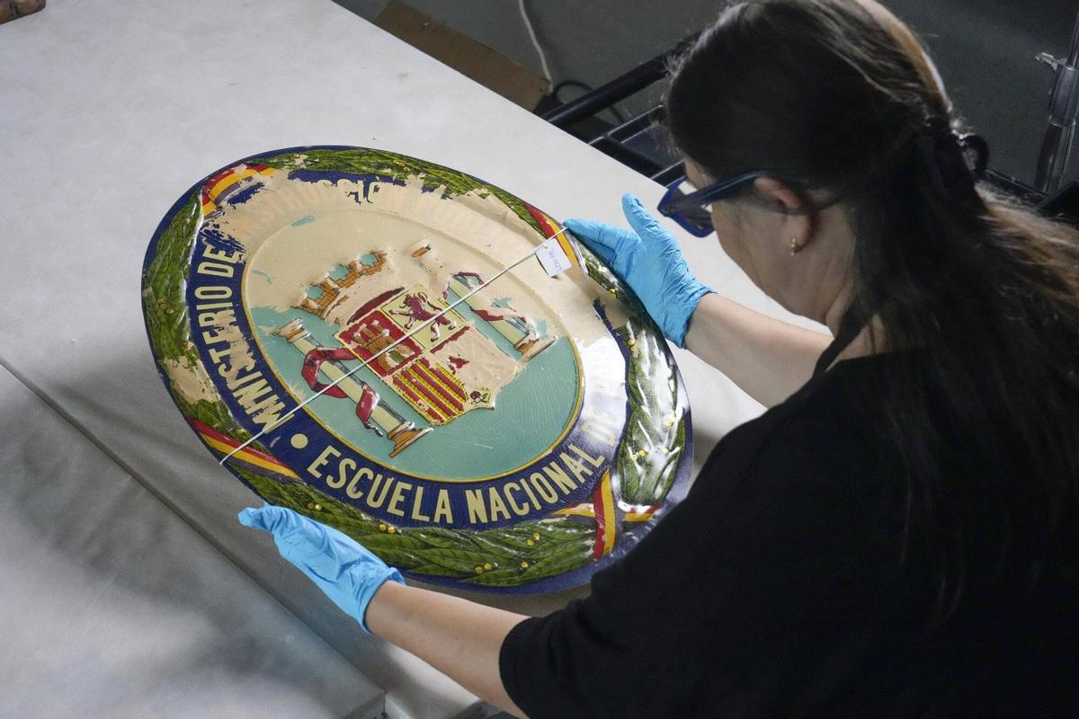 Escudo republicano tapado con papel tras la Guerra Civil, de la colección de material escolar del Museu d'Història de Barcelona