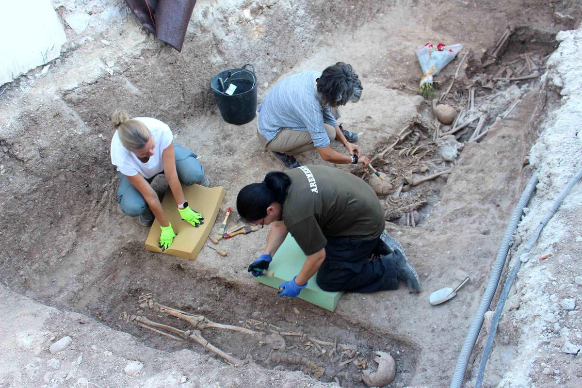 Trabajos de exhumación en una de las fosas del cementerio San José de Cabra.