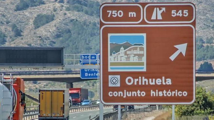 Una de los carteles indicadores de salida a Orihuela instalados en la autovía A-7.