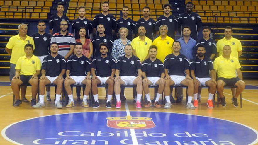 La plantilla, cuerpo técnico y dirigentes del Gran Canaria, en foto de familia en el Centro Insular de Deportes.