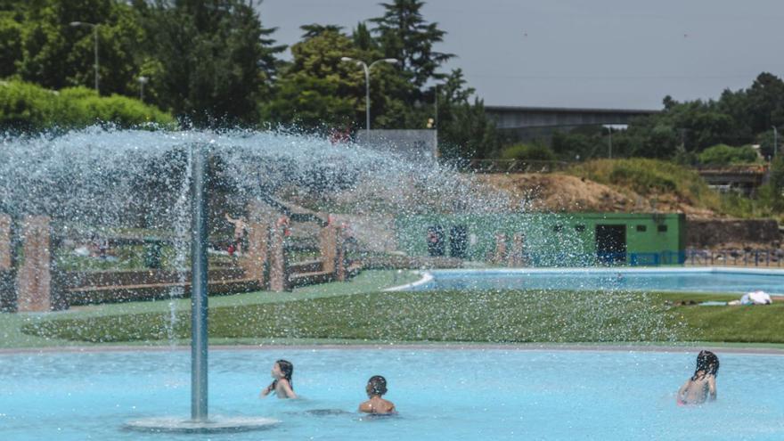 Los primeros bañistas disfrutaron de la piscina en las horas previas a la tormenta.  | // ALAN PÉREZ.