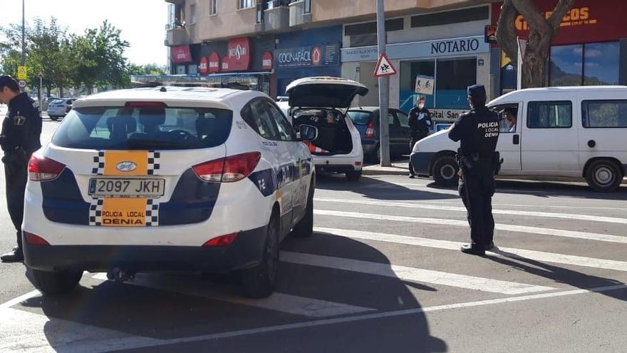 Más denuncias en Dénia por acudir a la segunda residencia y por tomar el sol en la piscina y en un banco