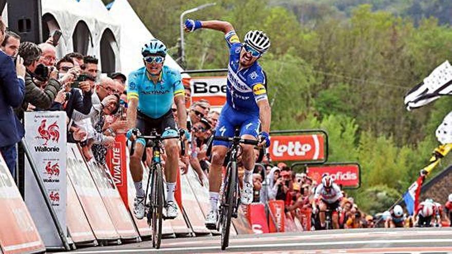 Alaphilippe atraviesa la meta de la Flecha Valona por delante de Fuglsang.