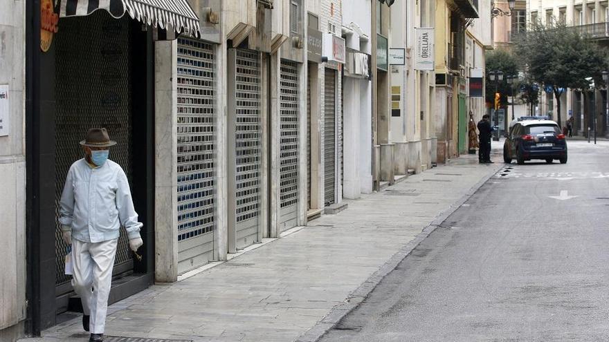 Una calle de Málaga con los comercios cerrados.