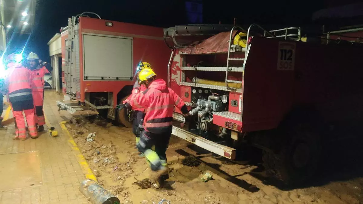 Los bomberos de Mallorca trabajan en el achique de un aparcamiento de un hotel en Alfafar