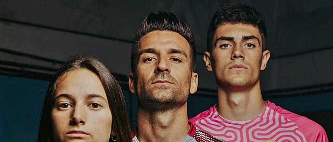La segunda camiseta del Real Avilés, gris con tonos granates