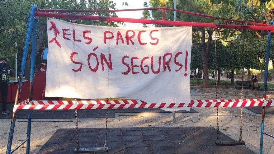 Pancartas de protesta contra las medidas restrictivas en los parques infantiles de Castelló