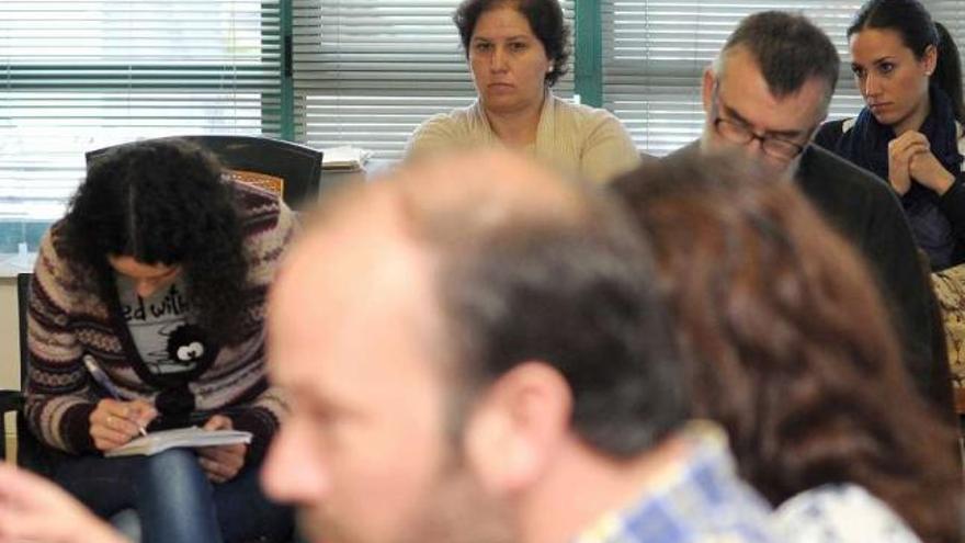 Belén Casal y su hija, al fondo, ayer, presenciando la sesión plenaria.  // Bernabé/Javier Lalín