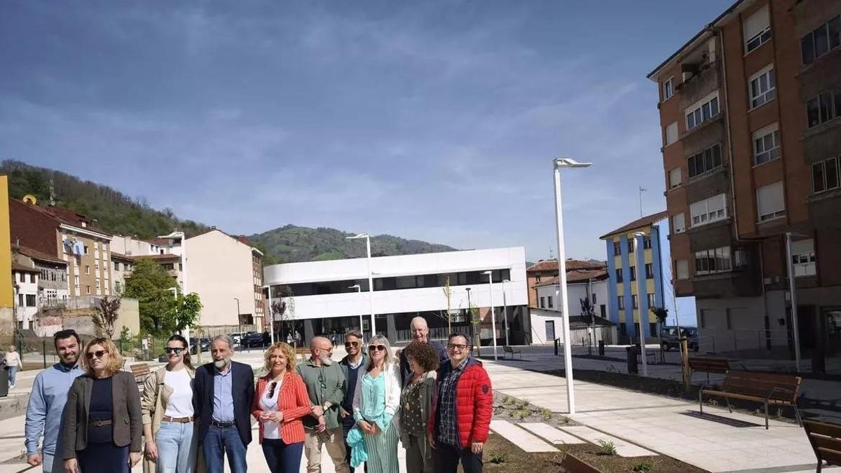 Responsables políticos y vecinos en la inauguración del remodelado parque de La Ería.