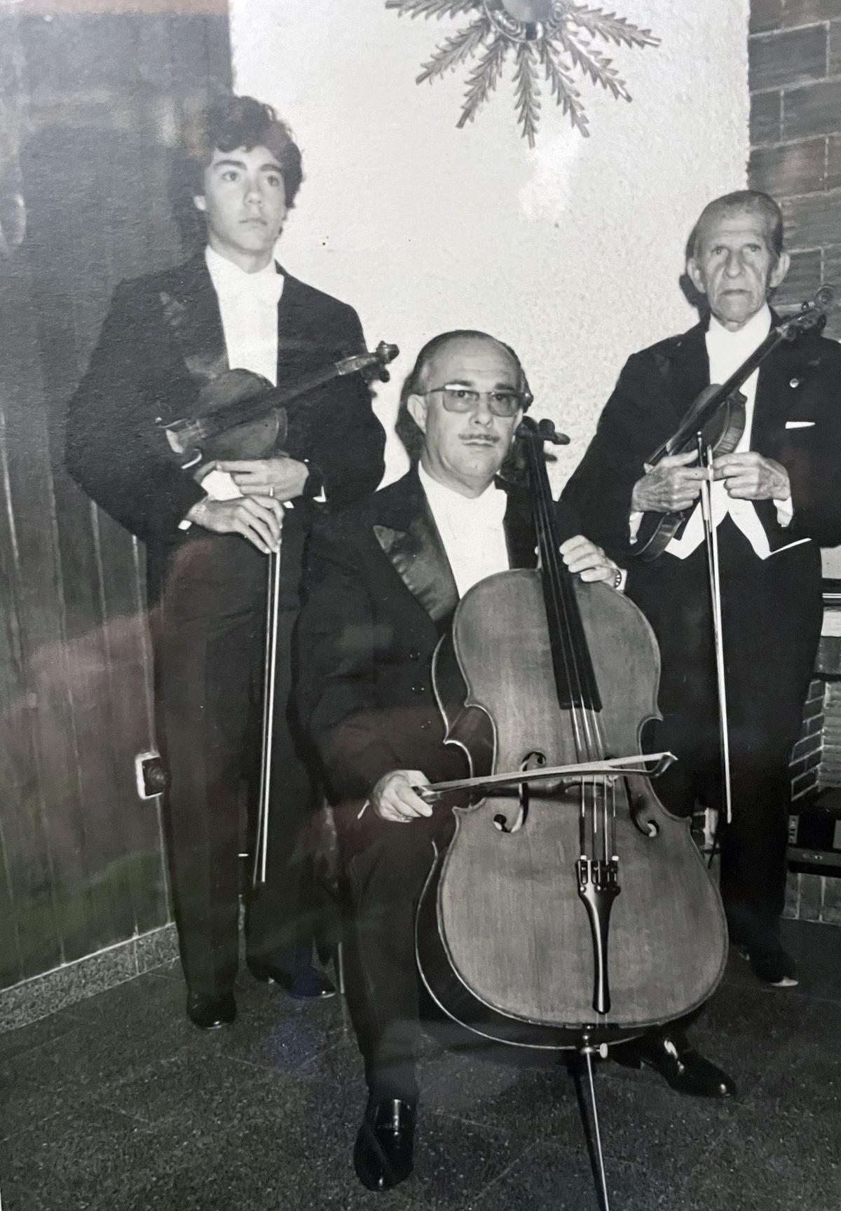 Javier Claudio Portales hacia 1984 con su padre, Joaquín Claudio Kraus y su abuelo, Joaquín Claudio Martín.